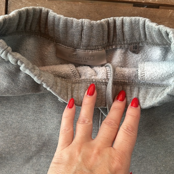 Essentials shorts size 10 - Picture 3 of 3